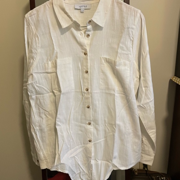 White blouse. Feels and looks like linen. - Picture 7 of 9